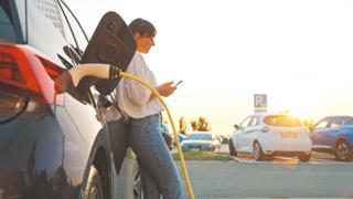 Küresel  elektrikli araç  satışları 2025’te 20 milyon adedi aşarken son raporlar, bu araçların artık sınırlı pazarlara ait bir teknoloji olmaktan çıkıp dünya geneline yayıldığını gösterdi. 2019’da elektrikli payı yüzde 10’u geçen ülke sayısı 4 iken 2025 sonunda bu oran yüzde 39’a yükseldi. Pazar payına göre Kuzey Avrupa’da benzinli satışlar neredeyse biterken büyük Avrupa ülkeleri yüzde 25-35 bandında kaldı, Türkiye ise hızlı büyüdü 24’üncü sıraya yerleşti.