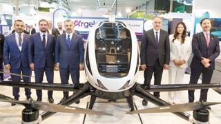 Türk Telekom ve grup şirketi Argela, Mobil Dünya Kongresi’nde dünyanın önde gelen eVTOL (elektrikli dikey kalkış ve iniş yapabilen hava aracı) üreticisi EHang ile işbirliği anlaşması imzalayarak geleceğin ulaşım standartlarını belirlemek için stratejik bir hamle yaptı. CEO Ebubekir Şahin, “Milli teknoloji hamlemizi gökyüzüne taşıyoruz” dedi.