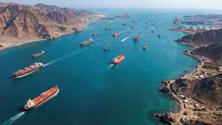 İş dünyası yanı başında fırlatılan füzeleri, Hürmüz Boğazı’nı geçemeyen petrol tankerlerini, bölgedeki rafinerilere düzenlenen saldırıları, turizm kentlerinde mahsur kalan turistleri yakın takipte. Önceki deneyimlerden de yola çıkılarak ‘Krizin ne kadar süreceği önemli. Bekleyip, görelim’ tutumu hakim.