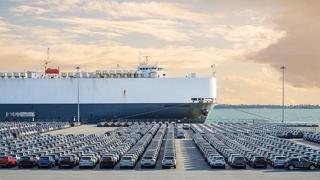 Hürmüz Boğazı’nda artan gerilim otomotiv sektörü için yeni riskler getirdi. Ortadoğu’da güçlü paya sahip Toyota, Hyundai ve Chery gibi üreticiler en fazla etkilenebilecek şirketler arasında. Artan petrol fiyatlarının ise hem küresel sevkiyat maliyetlerini artırması hem de dünya genelinde otomobil fiyatlarında zam baskısı yaratması bekleniyor.