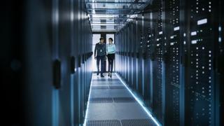 Dijitalleşmenin hızlandığı bu dönemde veri merkezleri, bilgi depolamanın ötesine geçerek ekonomik sürdürülebilirliğin kritik altyapıları hâline geliyor. ABB Elektrifikasyon Ticari Lideri Tonay Topuz’a göre yapay zekâ, bulut bilişim ve artan veri hacmi, enerji altyapısının geleceğin ihtiyaçlarına göre tasarlanmasını zorunlu kılıyor.