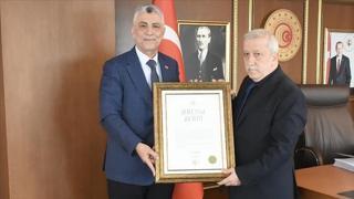 Ticaret Bakanı Ömer Bolat, kendisinden alışveriş yapan Pakistanlı aileden ücret almayan esnaf Cemalettin Yılmaz a Ahi Esnaf Beratı takdim etti.
