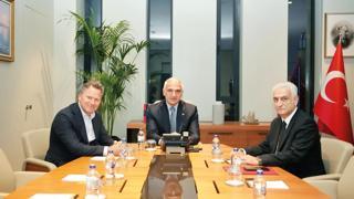 Kültür ve Turizm Bakanı Mehmet Nuri Ersoy, Avrupa turizm pazarının önde gelen iki büyük operatörünün üst düzey yöneticileriyle bir araya geldi. 2026 hedefleri, erken rezervasyon süreci ve Paskalya tatilinin değerlendirildiği toplantıda savaşın bölgedeki etkilerini azaltmak üzere Türkiye ile ortak kampanyalar başta olmak üzere işbirlikleri görüşüldü. 