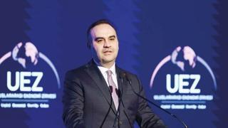 
SANAYİ ve Teknoloji Bakanı Mehmet Fatih Kacır, global değişimlere dikkat çekerek “Küresel ekonominin ağırlık merkezi Batı’dan Doğu’ya kayıyor. Türkiye’yi bu yeni denklemde bulunduğumuz konumun da getirdiği avantajları dikkate alarak küresel ticaretin merkez ülkelerinden biri olarak görüyoruz” dedi.