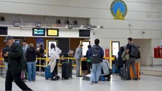 Ulaştırma ve Altyapı Bakanı Abdulkadir Uraloğlu, 12 Nisan 2025 tarihinde hizmete açılan Antalya Havalimanı yeni terminal binalarının yıl dönümü vesilesiyle yazılı açıklamada bulundu. Bakan Uraloğlu, “Antalya Havalimanımızın yıllık yolcu kapasitesini 35 milyondan 82 milyona yükselttik” dedi.