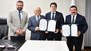 Erciyes Kayak Merkezi ne yapılacak 1100 metre uzunluğundaki dağ kızağı parkuru için protokol imzalandı. Ekim ayında açılması planlanan projede, Kayseri Büyükşehir Belediye Başkanı Memduh Büyükkılıç tan öğrencilere 10 bin bilet müjdesi geldi.