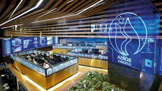 ABD Başkanı Donald Trump’ın Hürmüz Boğazı’ndaki ablukanın kalıcı bir çözüme evrildiğini ve hatta Çin ile birlikte bölgedeki arz güvenliği için çalıştıklarını açıklaması, piyasalarda dünden bu yana devam eden iyimserliğin sürmesine neden oldu. Ancak enerji piyasalarında rahatlama yaratan açıklamaya rağmen verilerdeki büyük hareketler olmaması temkinli yaklaşımın göstergesi olarak değerlendirildi. Spot piyasada Brent petrolün varili 95 dolara alıcı bulurken altın düşüşünü sürdürdü. Borsalar ise sa