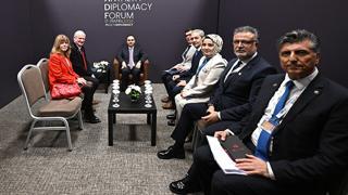 Sanayi ve Teknoloji Bakanı Mehmet Fatih Kacır,  Yarını Tasarlarken Belirsizliklerle Baş Etmek  temasıyla düzenlenen 5 inci Antalya Diplomasi Forumu marjında çeşitli ülkelerden temsilcilerle bir araya geldi.