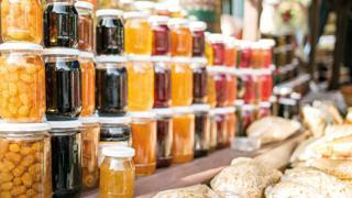 Sağlıklı ve doğal ürün fırsatçılarının ‘köy’ ya da ‘organik’ ibareli etiketlerle tüketiciyi yanıltması olayına bakanlık el koydu. Tarım ve Orman Bakanlığı’nın denetimlerinde köy tarhanasında boya, organik zeytinyağında ise farklı tohum karışımlarına rastlandı. Bunun üzerine bakanlık, yeni bir düzenlemeye giderek gıda etiketlerinde ‘köy ürünü’ algısı oluşturacak marka ve ifadelerin kullanımının engellendiğini duyurdu.