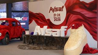 Türkiye’nin yaklaşık 3.500 firma ve 100 bin kişilik istihdamla Avrupa üretim lideri olduğu ayakkabı yan sanayi sektörünün en büyük buluşması 74. AYSAF, bugün İstanbul Fuar Merkezi’nde (İFM) kapılarını açtı. Küresel ekonomik dalgalanmaların ve bölgedeki jeopolitik gerilimlerin gölgesinde düzenlenen fuar, sektörün 1.2 milyar dolarlık ihracat hedefine olan inancını ve zorlukları “kolektif akıl” ile aşma kararlılığını simgeliyor.