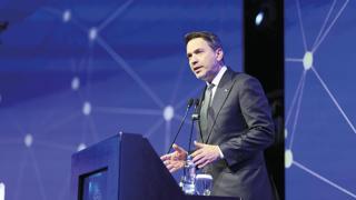 Antalya’da düzenlenen zirvede konuşan Enerji ve Tabii Kaynaklar Bakanı Alparslan Bayraktar, küresel piyasaların yakın tarihin en büyük krizlerinden birini yaşadığını belirtti.  Yaşanan dalgalanmayı ‘Büyük buhran’ olarak nitelendiren Bayraktar, konuşmasında alınan tedbirleri de anlattı. Bayraktar, “Üzerinde çalıştığımız yeni planda yeni bir enerji mimarisi inşa etmeyi hedefliyoruz” dedi.