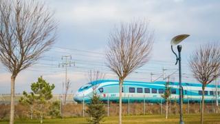 Ulaştırma ve Altyapı Bakanı Abdulkadir Uraloğlu, demiryolu ile yolcu taşımacılığı kapsamında dijitalleşme çalışmaları hakkında açıklamada bulundu. Bakan Uraloğlu, “Dijital ortamda gerçekleştirilen yılda yaklaşık 24 milyon biletleme işlemi ile 3 bin ağacın kesilmesi önlendi” dedi.