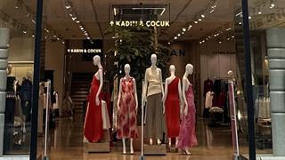 Uluslararası moda markalarından MANGO, 2026 yılında açmayı planladığı 10 yeni satış noktası ile Türkiye’deki büyümesini sürdürerek yıl sonunda mağaza sayısını 80’e çıkarmayı hedefledi-ğini duyurdu.