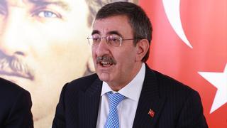 Cumhurbaşkanı Yardımcısı Cevdet Yılmaz, "Kurumlarımızla eşgüdüm içinde uyguladığımız para, maliye ve gelirler politikalarının yanı sıra gıda arzını güçlendiren, konut arzını artıran, lojistik maliyetlerini azaltan ve enerji alanında dışa bağımlılığı düşüren arz yönlü politikalarımızla dezenflasyon sürecini kararlılıkla sürdürüyoruz." ifadesini kullandı.

