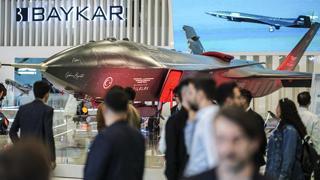 Baykar, milli ve özgün olarak geliştirdiği insansız platformlar ve mühimmat ekosistemiyle SAHA EXPO 2026’da tam kadro yerini alıyor. 5-9 Mayıs 2026 tarihleri arasında İstanbul Fuar Merkezi’nde düzenlenecek fuarda, K2 Kamikaze İHA ile akıllı dolanan mühimmatlar Mızrak ve Sivrisinek ilk kez görücüye çıkacak.