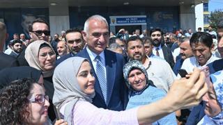Akdeniz’in üretim gücü, tarihî birikimi ve turizm potansiyeliyle öne çıkan şehirlerinden Mersin’de, son yıllarda hayata geçirilen yatırımların etkisi birçok alanda hissedilmeye devam ediyor. Kültürden turizme, tanıtımdan altyapıya kadar uzanan çalışmalarla dikkat çeken şehirde değerlendirmelerde bulunan Bakan Ersoy, Türkiye’nin turizm vizyonu, Mersin’in gelişen kapasitesi ve Türkiye Yüzyılı hedeflerine ilişkin önemli mesajlar verdi.

