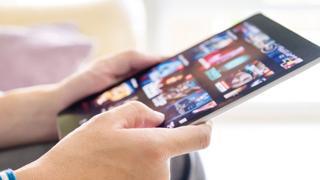 Dijital platform abonelikleri hızla artıyor. TÜİK verilerine göre 2025’in son çeyreğinde müzik yayın hizmeti kullananların oranı yüzde 32.3’e; film, dizi ve spor yayın platformlarını kullananların oranı ise yüzde 29.7’ye yükseldi. Bir yandan yeni abonelikler devreye girerken unutulan ya da fark edilmeyen aboneliklerin cüzdana etkisi dikkat çekiyor. Uzmanlar, özellikle otomatik yenilenen üyeliklerde kredi kartı hareketlerinin düzenli kontrol edilmesi gerektiğinin altını çiziyorlar.