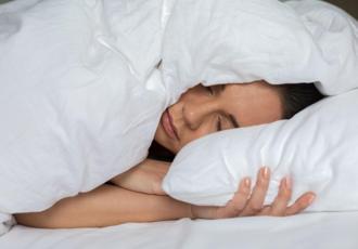 Şimdi de ağırlıklı battaniyeler ile uyumak popüler oldu... Gerçekten işe yarıyor mu? Uyku kalitesini ve süresini artırıyor mu?