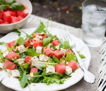 Yaz Aylarının En Sevileni: Karpuz Salatası