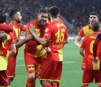 Göztepe, Süper Lig'e koşuyor! Erzurumspor'u 3 golle geçtiler