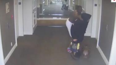 Hakkında fuhuş suçlaması vardı... Eski sevgilisini dövüp yerde sürüklemiş.. Bu görüntüler ünlü yıldızın başını yakacak....