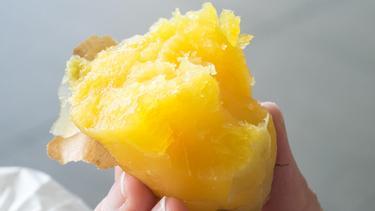 Bir anda gelen üşümelerin sebebi hastalık da olabilir bir madde eksikliği de... Hangi besinler üşümeye iyi geliyor