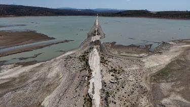 İzmirde barajda su seviyesi düşünce eski İzmir-Çeşme kara yolu ortaya çıktı