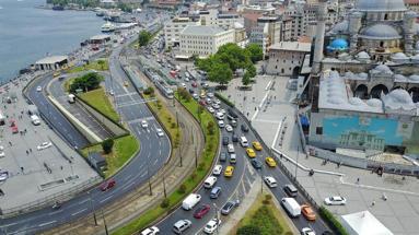 Heavy summer rain hits Istanbul, disrupts transportation
