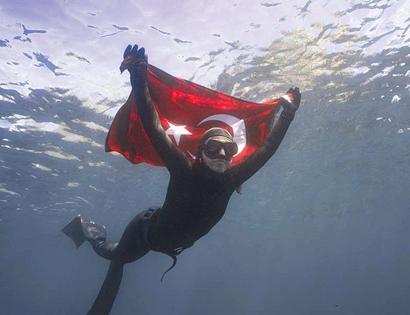 Turkish record holder diver Şahika Ercümen dives into icy Antarctic waters
