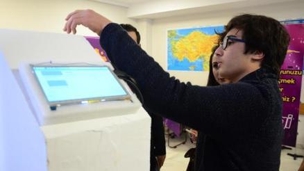 Uzaktan erişimle Kuran okuyup sulama yapan mezar taşı projesi