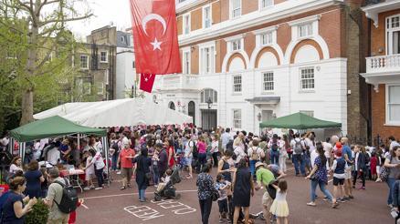23 Nisan kutlamaları Londra’da sokağı kapattı, İsveçte 10 bin kişi katıldı