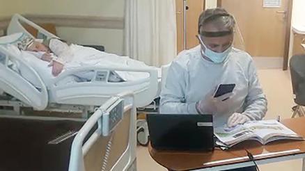 Koronavirüse yakalanan annesinin yanında kalan öğretmen, hastane odasını sınıfa çevirdi