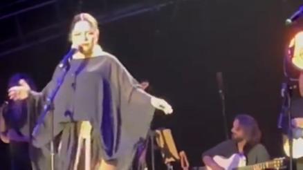 Şarkıcı İzel sahnede baygınlık geçirdi