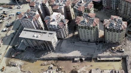 Yüzlerce kişinin can verdiği Rönesans Rezidansın enkazı kaldırıldı