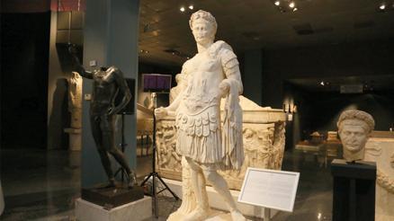 Eve dönen 12 eser sergide