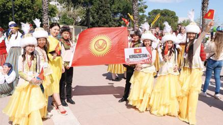 Dünya çocuklarından sevgi korteji