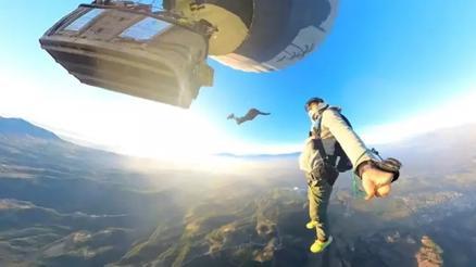 Uçak yerine sıcak hava balonlarından atlayış yaptılar