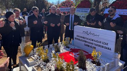 Depremde hayatını kaybeden Cemal Kütahya ve ailesi kabri başında anıldı