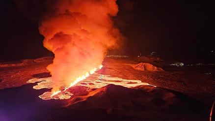 Sundhnukur Yanardağı  lav ve kül püskürttü