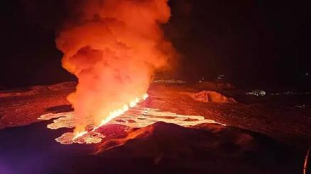 İzlandada Sundhnukur Yanardağı yakınlarında oluşan yarıktan çıkan lav ve kül, böyle görüntülendi