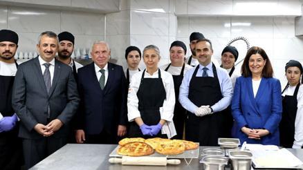 Bakan Kacır, Ramazan pidesi yaptı