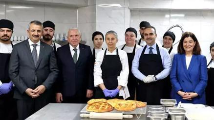 Bakan Kacır, Ramazan pidesi yaptı