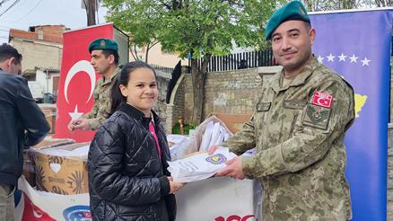 Mehmetçik Kosova’da ramazan pidesi dağıttı