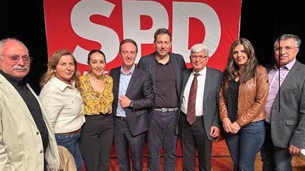 Türk gençler sosyal demokrat siyasetçileri terletti