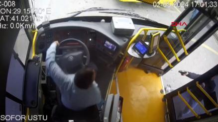 Ümraniyede İETT otobüsünde şoföre silahlı saldırı kamerada