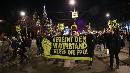 Avusturya’da on binlerce kişi FPÖ’yü protesto etti
