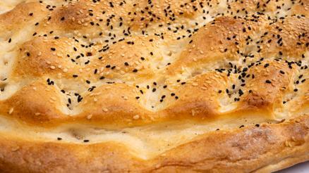 Yemeden duramıyoruz 100 gramı yaklaşık 250 kalori... Diyetteyken Ramazan pidesi yenir mi