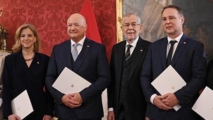 155 gün sonra yeni hükümet göreve başladı