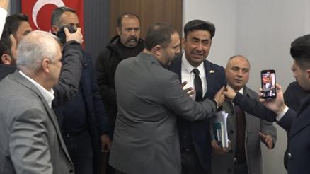 Kayseride eski sendika başkanı, yeniden aday olamayınca gözyaşı döktü: Ben bunu hak etmedim