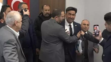 Eski sendika başkanı yeniden aday olamayınca gözyaşı döktü